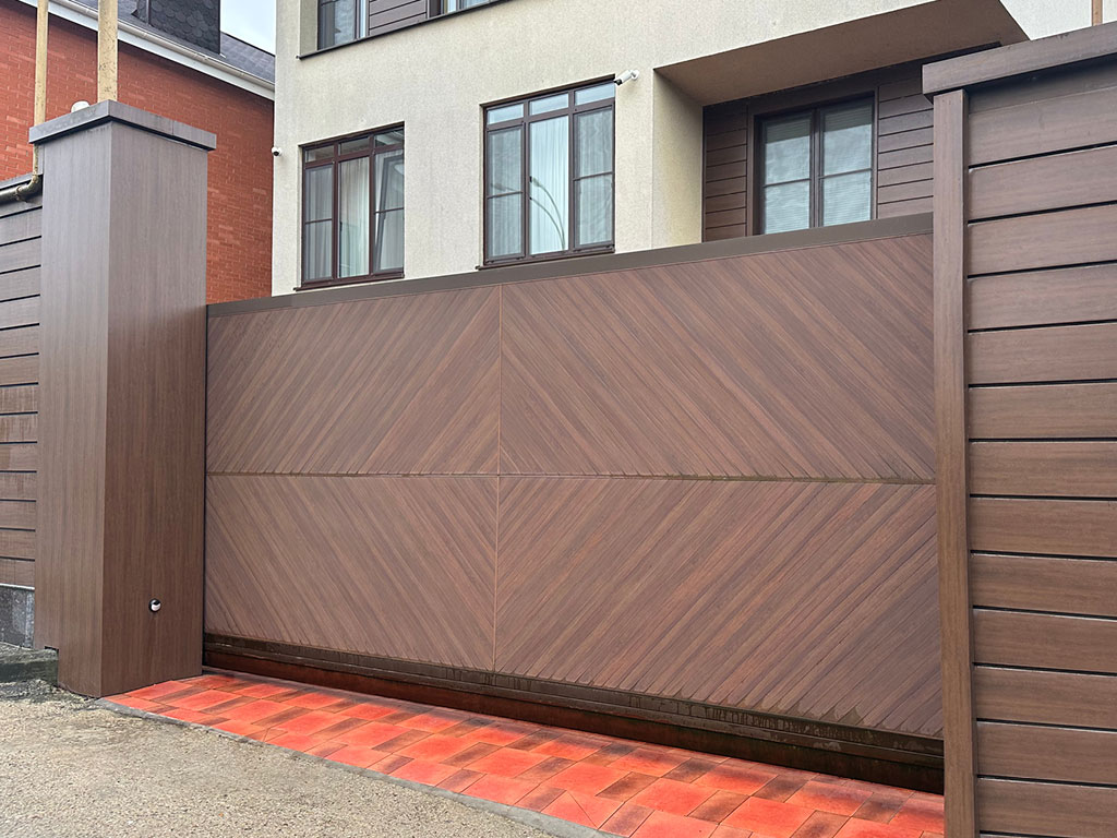 Сдвижные ворота с алюминиевой облицовкой Premium Classic. Цвет полотна — «темный орех», цвет окантовки — RAL 8017 (коричнево-красный)
