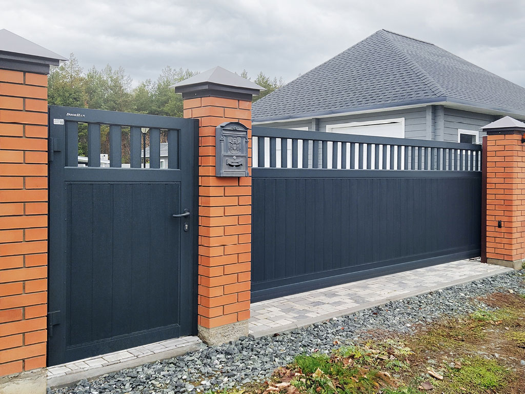 Сдвижные ворота с решеткой. Цвет полотна — RAL 7016 (антрацит), цвет окантовки — RAL 7016 (антрацит)