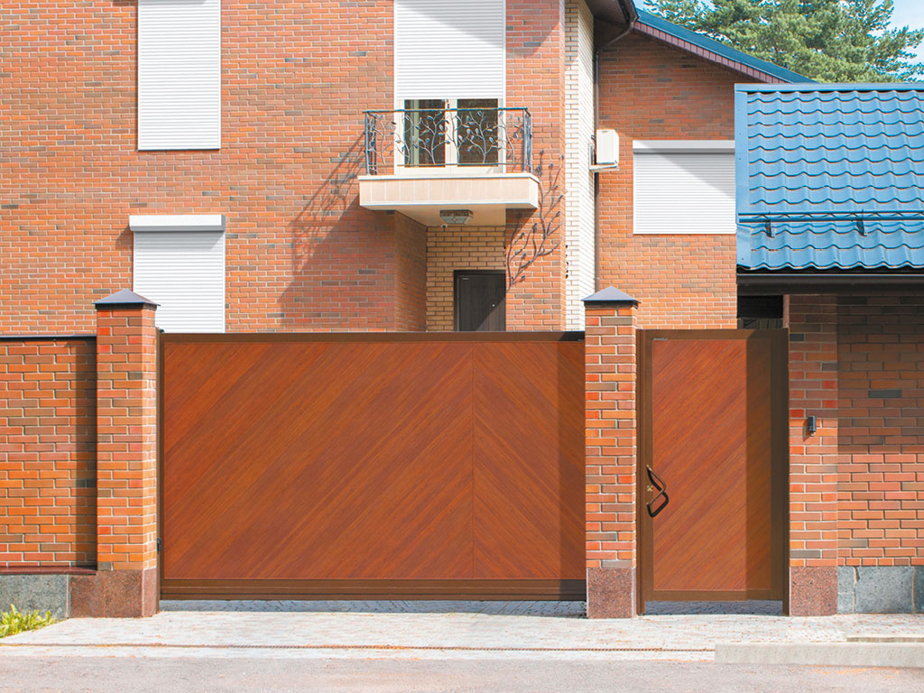 Сдвижные ворота с алюминиевой облицовкой Premium Classic. Цвет полотна — «золотой дуб», цвет окантовки — RAL 8017 (коричнево-красный)