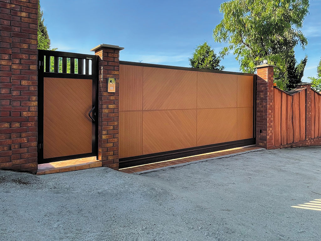 Сдвижные ворота с алюминиевой облицовкой Premium Classic. Цвет полотна — «золотой дуб», цвет окантовки — RAL 8017 (коричнево-красный)