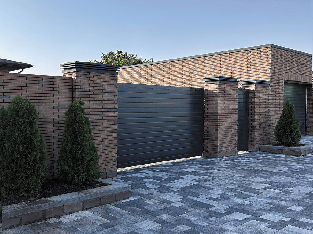 Сдвижные ворота с горизонтальным расположением панелей. Цвет полотна — RAL 7016 (антрацит), цвет окантовки — RAL 7016 (антрацит)