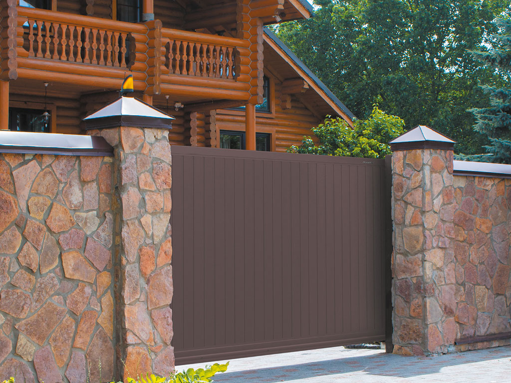 Сдвижные ворота с вертикальным расположением панелей. Цвет полотна — RAL 8017 (красно-коричневый), цвет окантовки — RAL 8017 (красно-коричневый)