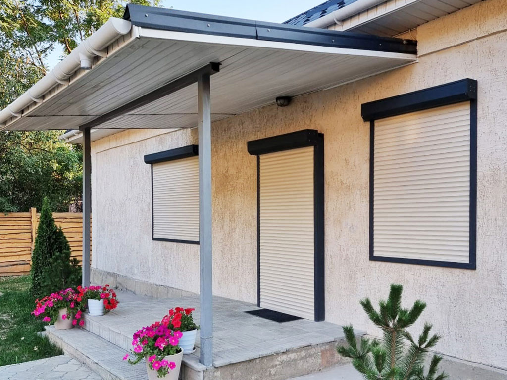 Рольставни, установленные в дверной и оконные проемы частного дома