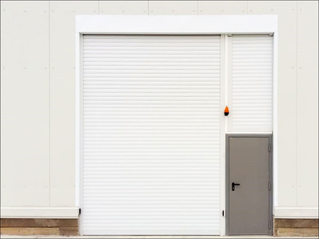 Рольворота, установленные в складском комплексе