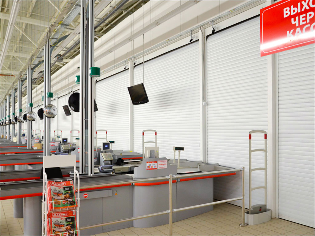 Витринные рольставни, установленные в магазине