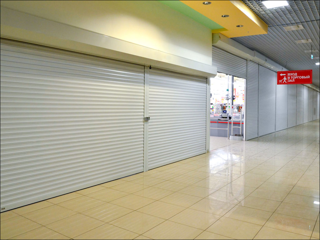 Рольставни для защиты витрин торговых павильонов.