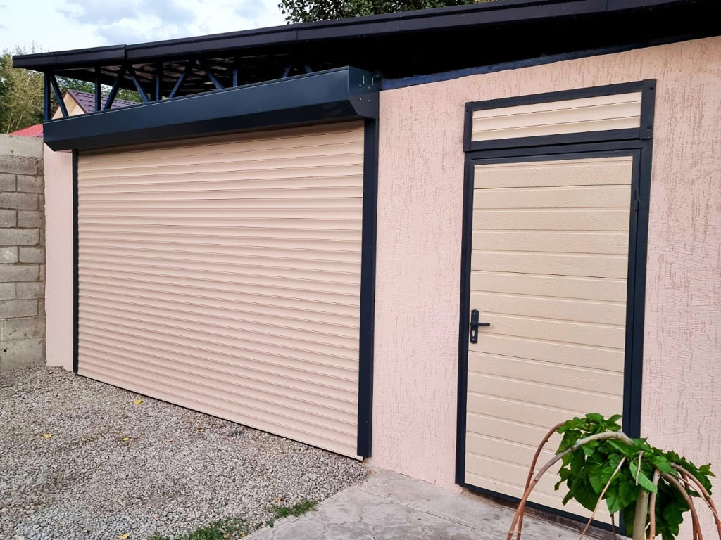 Рольворота, установленные в частном доме.