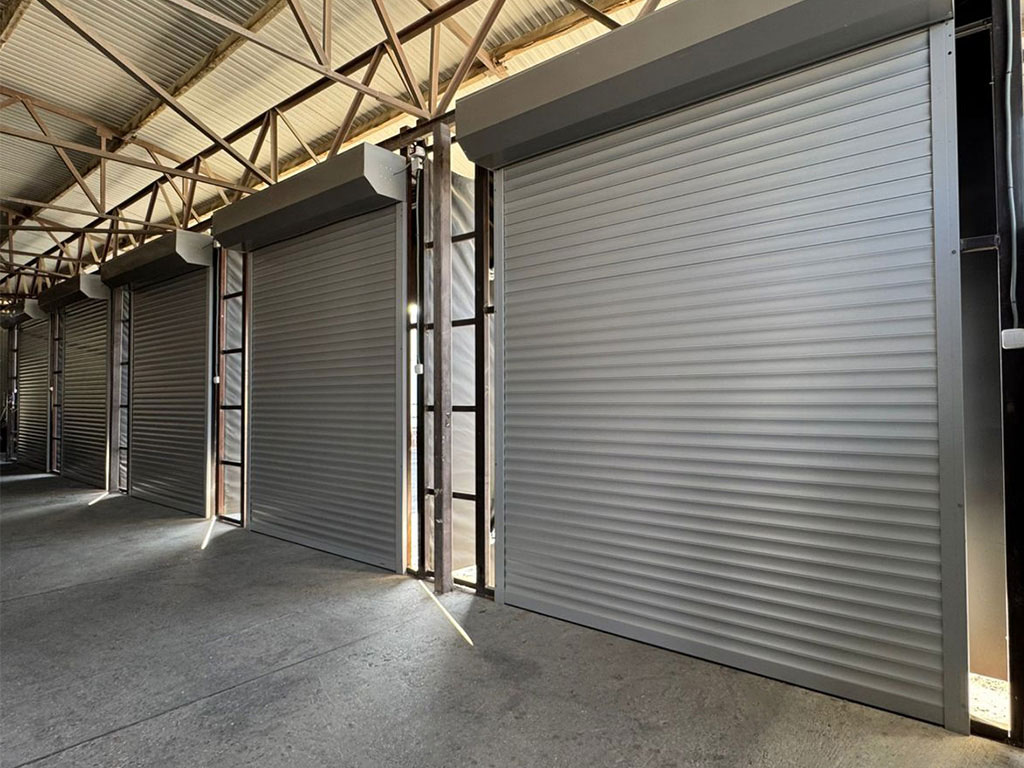 Рольворота, установленные на складе