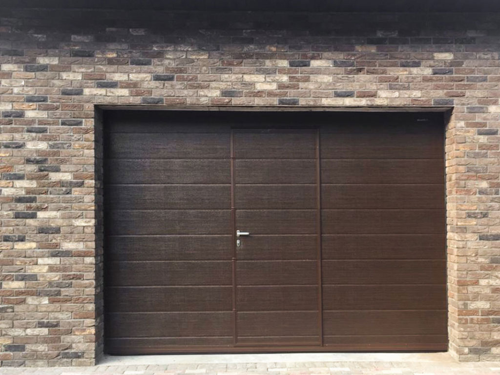 Гаражные секционные ворота RSD02 с калиткой V4ST