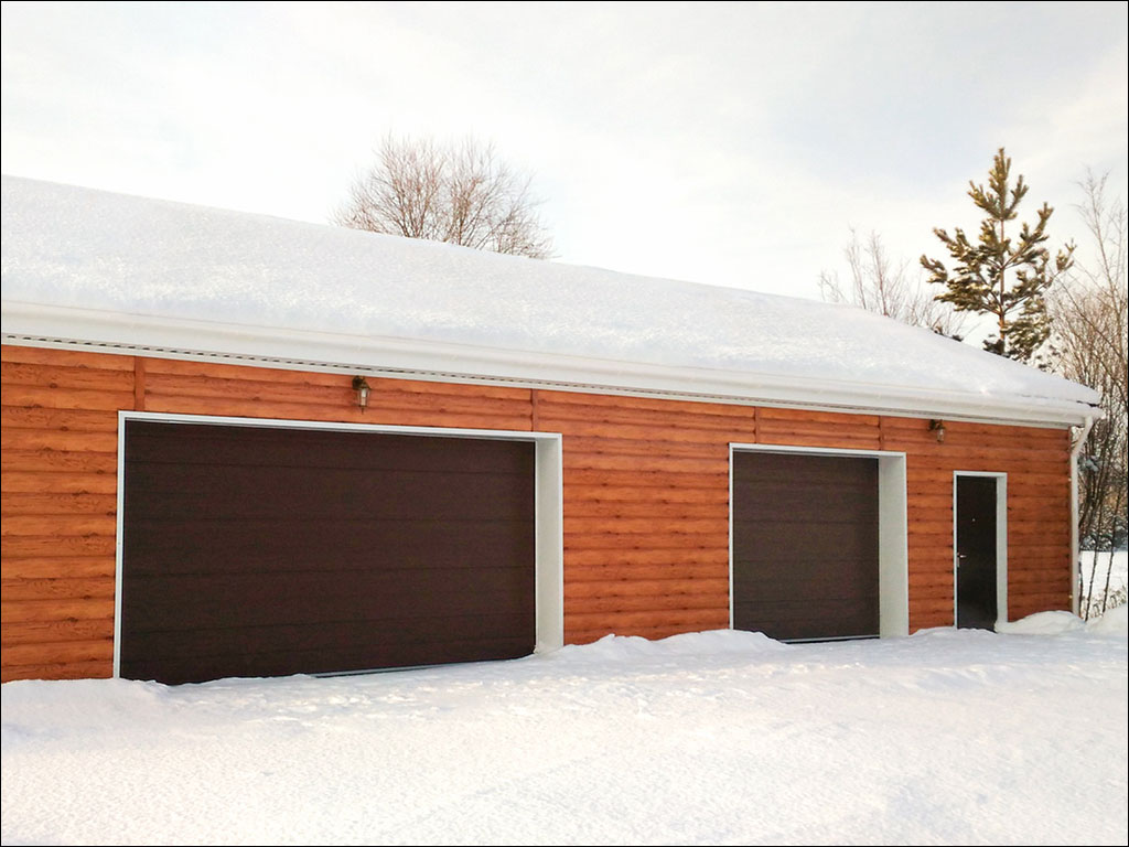 Гаражные секционные ворота RSD02, дизайн – «широкая центральная полоса»