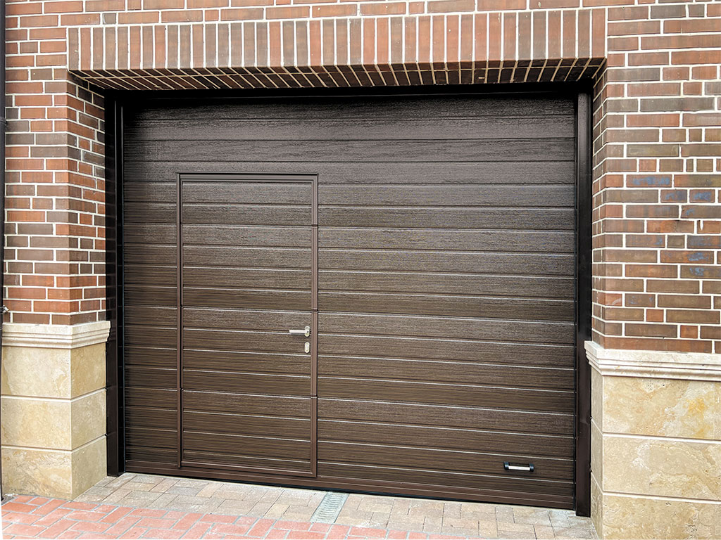 Гаражные секционные ворота RSD02 с калиткой V4ST