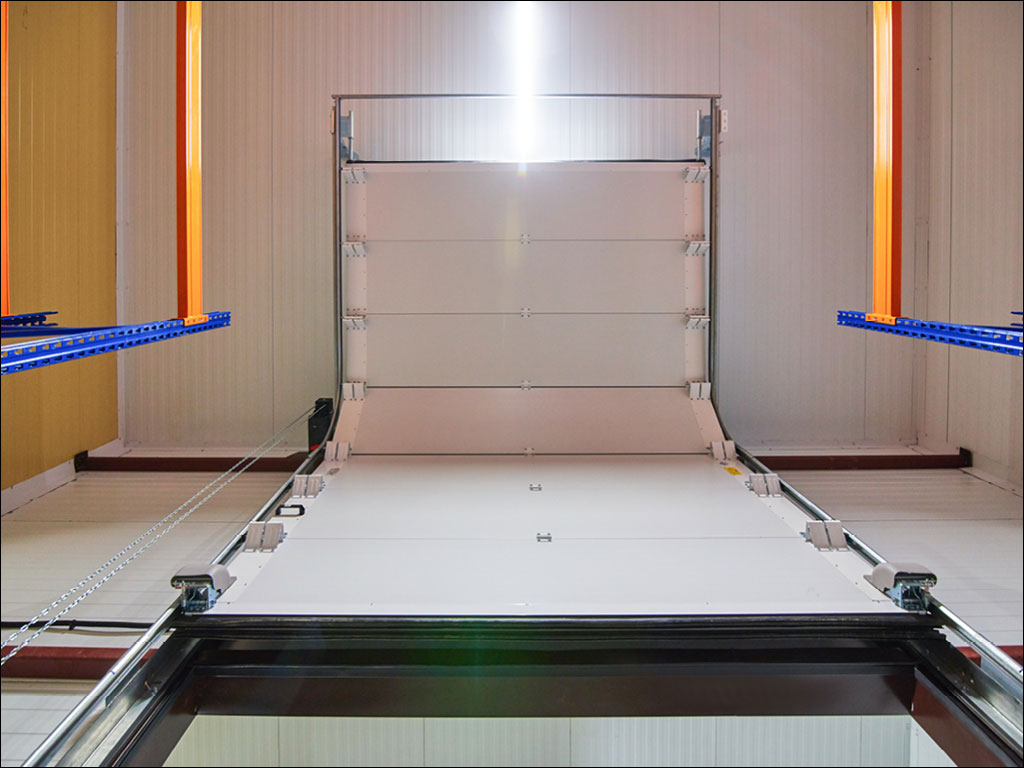 Секционные ворота ISD THERMALPRO, установленные в складском помещении